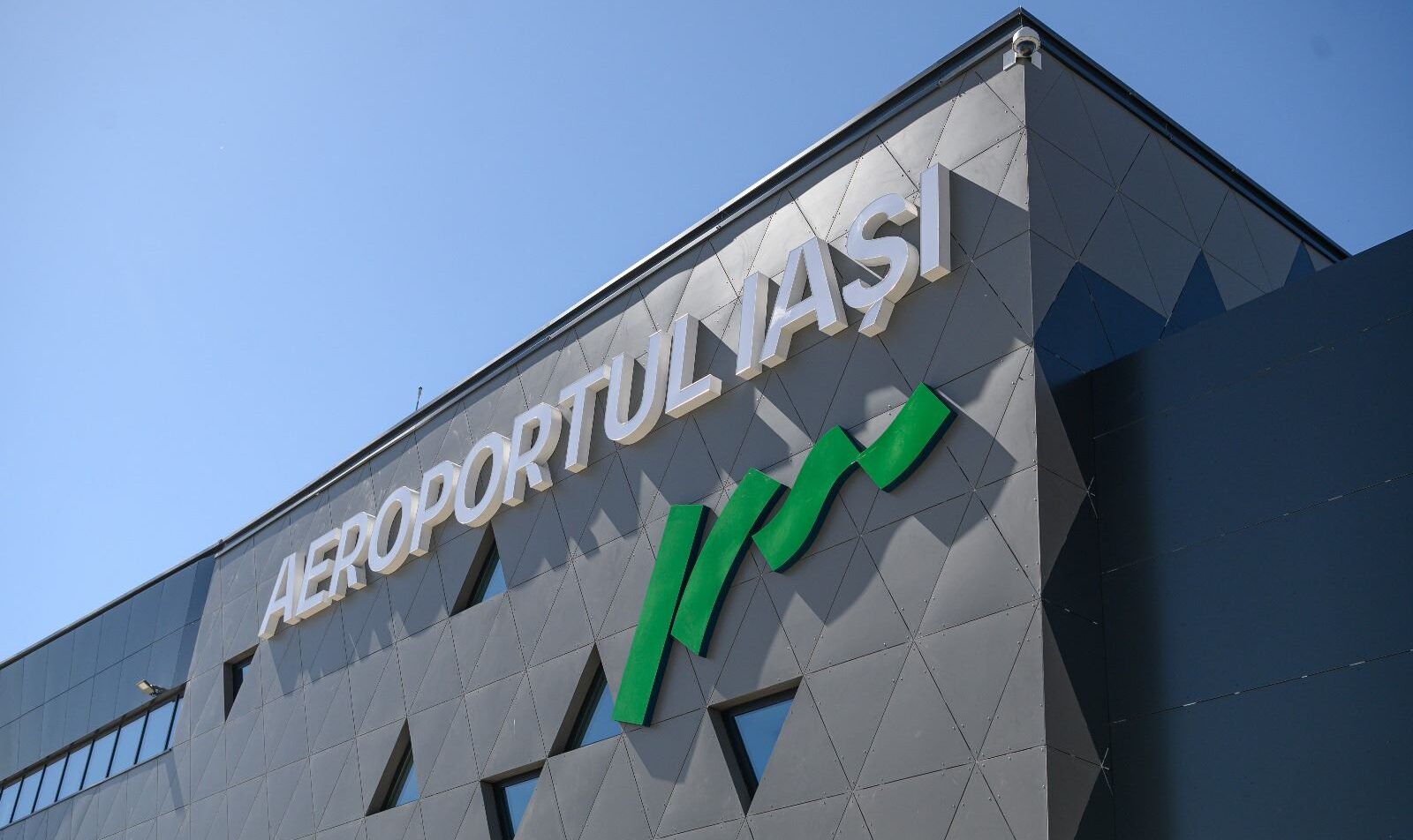 A început vânătoarea de șefi la aeroportul din Iași: Se primesc candidaturi