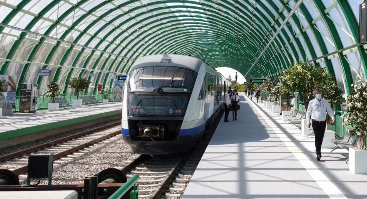 Tren spre Otopeni, deviat! Pasageri, obligați să meargă pe jos din cauza unei erori