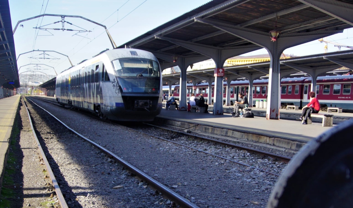 Blocaj total pe trenuri: Copac prăbușit, București paralizat