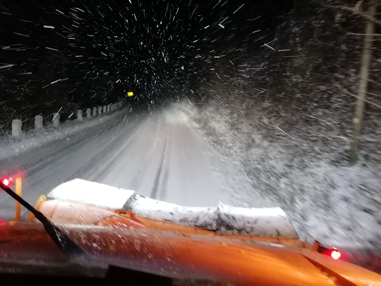 Zăpadă pe șoselele din Vâlcea: DN7A, blocat. Intervin utilajele
