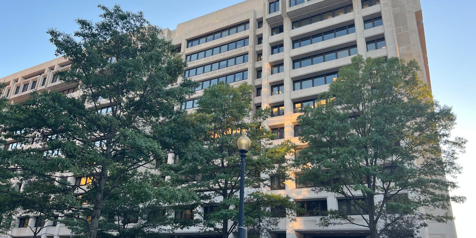 FMI, Vestea Proastă: Recesiune la Orizont și Prognoze Economice Negre