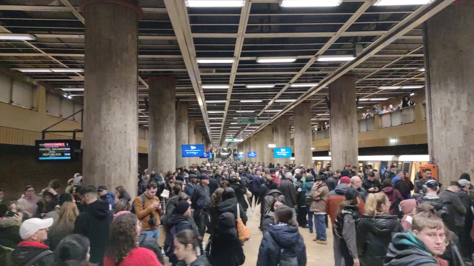 Urgență medicală în metrou: Aglomerație și trenuri blocate!