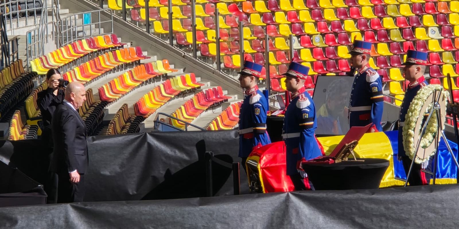 Imagini CUTREMURĂTOARE: Daniel Pancu, în genunchi la sicriul lui Mircea Lucescu