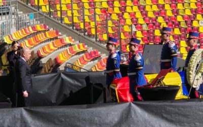 Imagini CUTREMURĂTOARE: Daniel Pancu, în genunchi la sicriul lui Mircea Lucescu