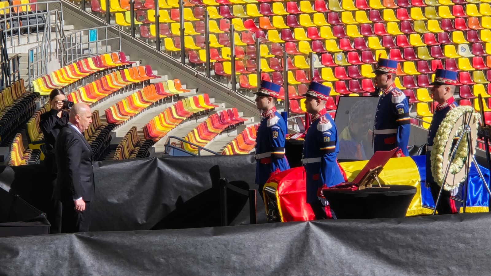 Imagini CUTREMURĂTOARE: Daniel Pancu, în genunchi la sicriul lui Mircea Lucescu