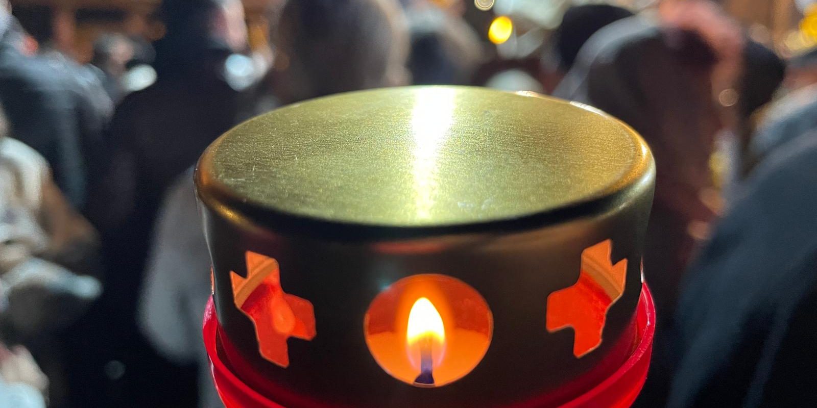 Cum a fost Învierea într-o biserică de lemn, după măcelul din parc? Reportaj