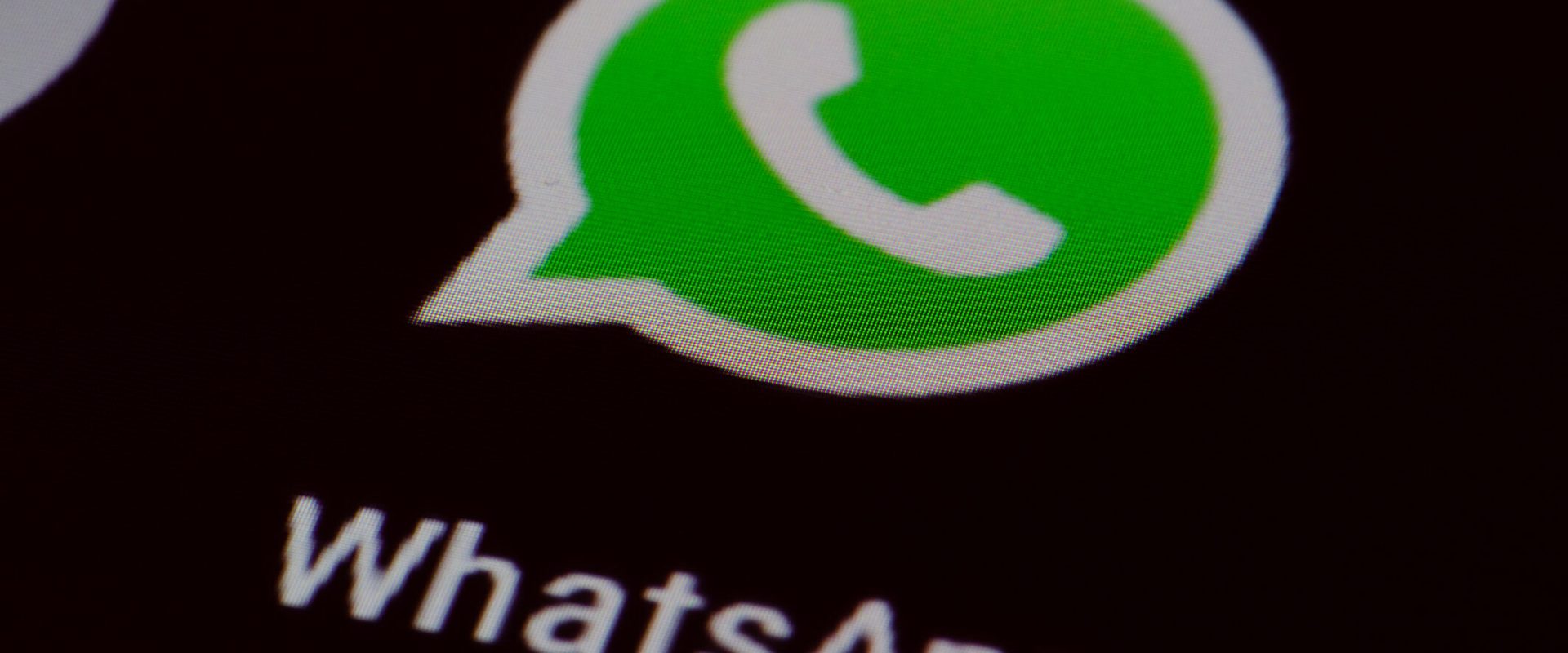 WhatsApp, parțial cu plată: Ce avantaje aduce abonamentul Plus