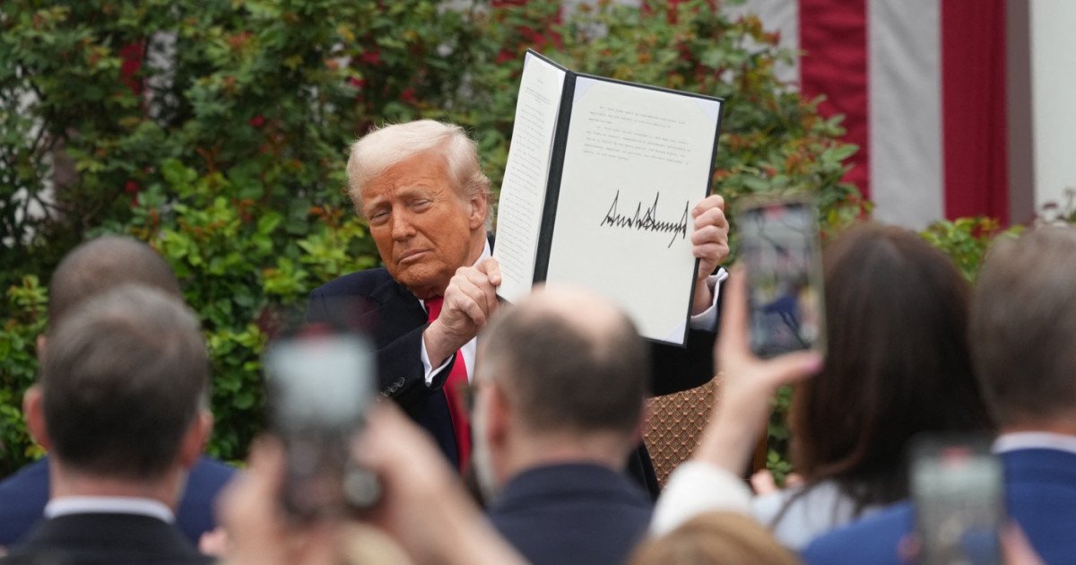 Trump dă lovitura: Taxe vamale de 100% la medicamente și mută tarifele pentru metale