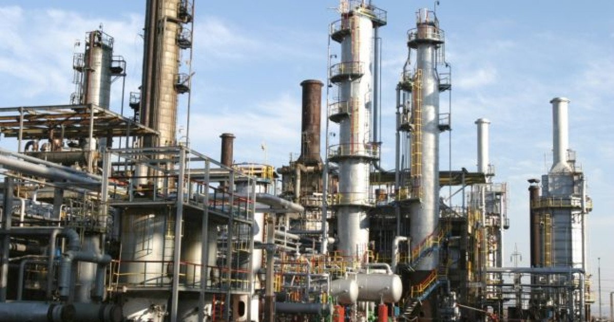 Sindicatele avertizează: Taxarea petrolului, lovitură grea pentru industrie