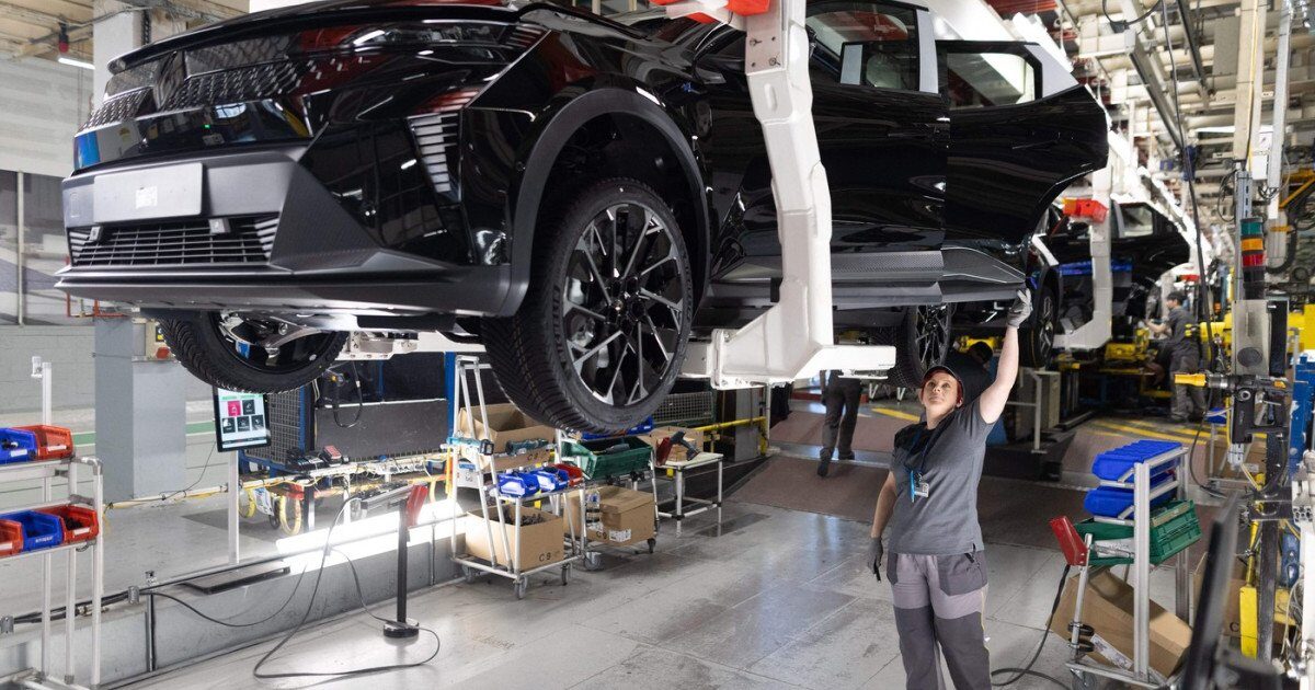 Renault dă afară masiv: Până la 20% din ingineri, pe făraș în doi ani!