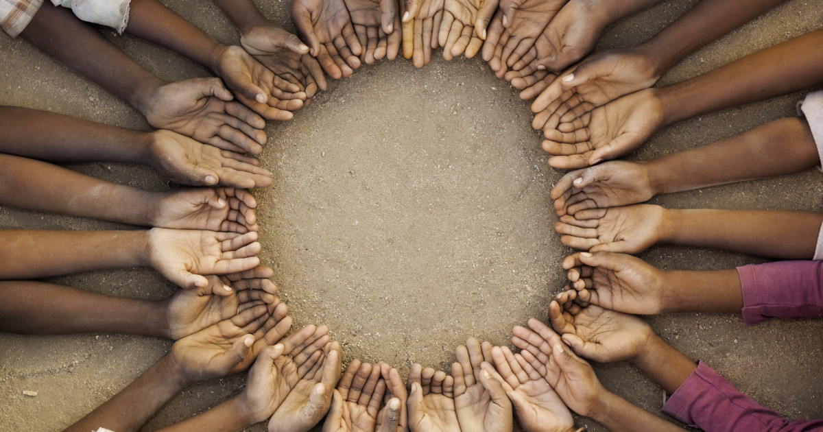 România, lecție de altruism în Tanzania: Ei cresc copii orfani, ca părinți