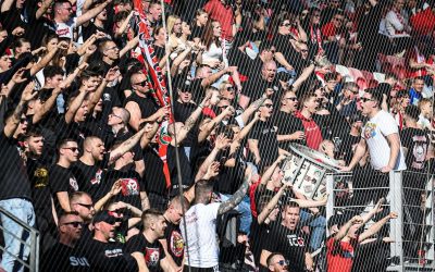 Fanii echipei Diosgyőr, alături de „corabia” care se scufundă