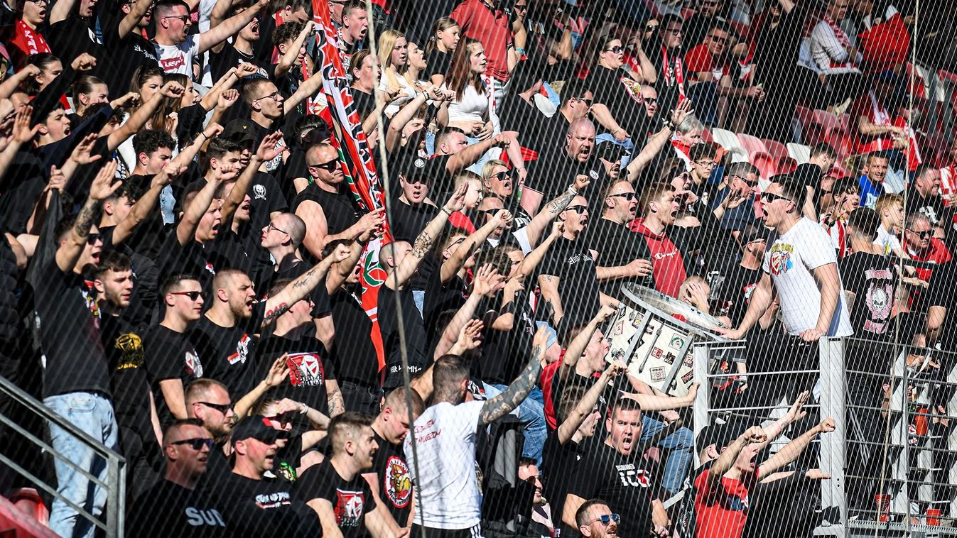 Fanii echipei Diosgyőr, alături de „corabia” care se scufundă