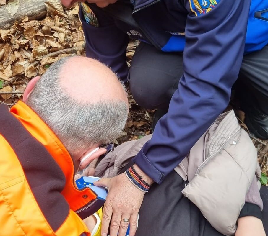 Tineri, accident grav pe Valea Păușa: Au căzut cu ATV-ul opt metri într-un pârâu! Jandarmii din Călimănești, în alertă