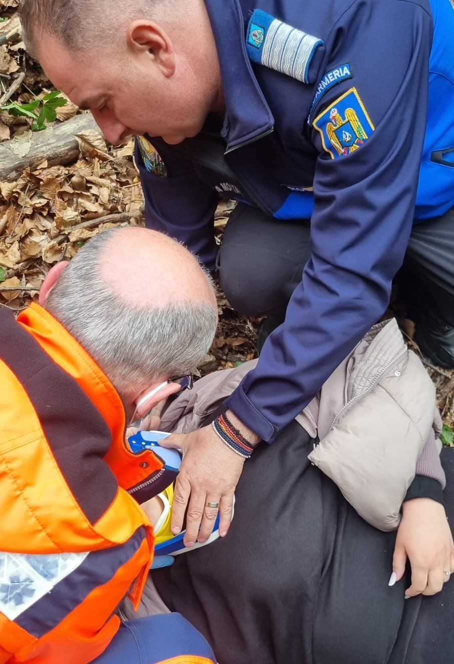 Tineri, accident grav pe Valea Păușa: Au căzut cu ATV-ul opt metri într-un pârâu! Jandarmii din Călimănești, în alertă