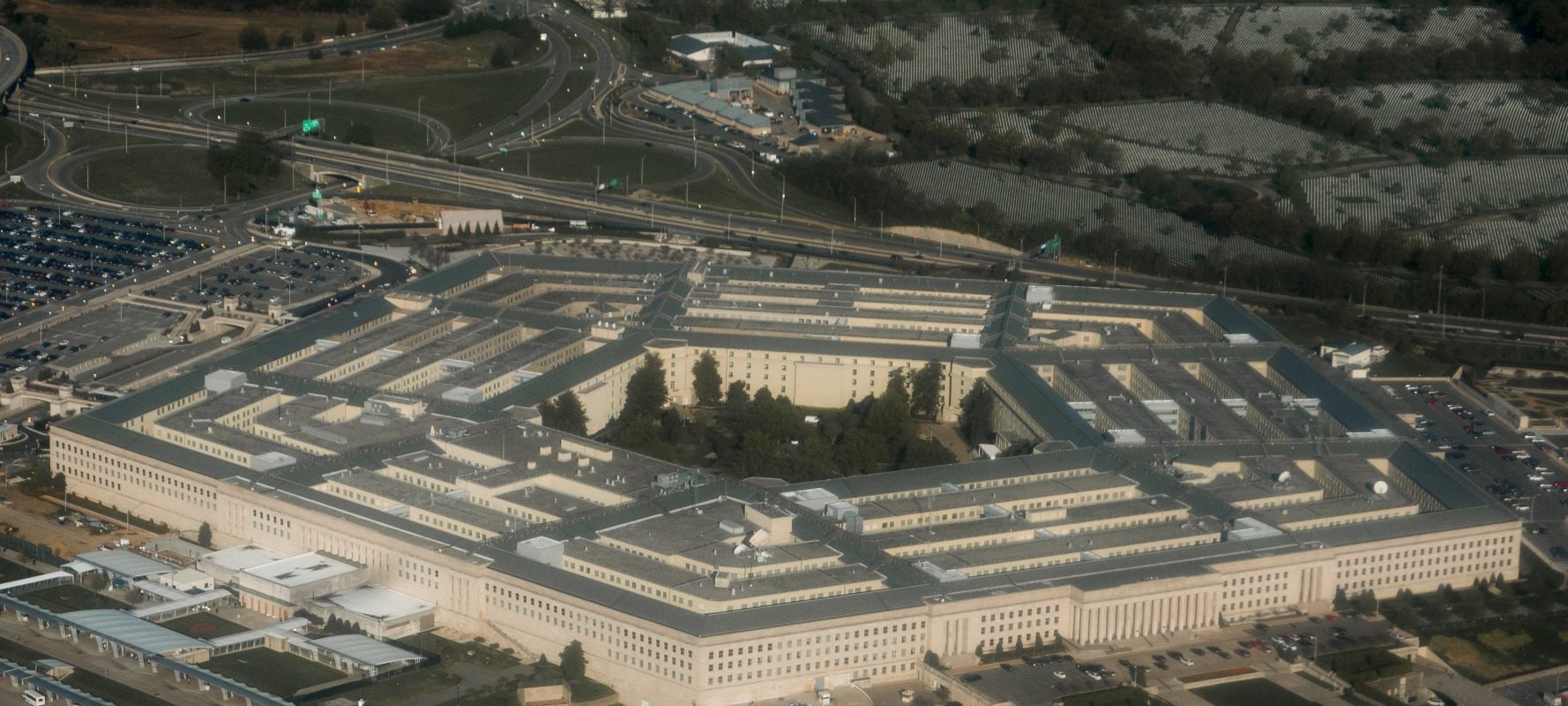 Pentagonul, discuții secrete cu Ford și GM: Arme pe bandă rulantă?