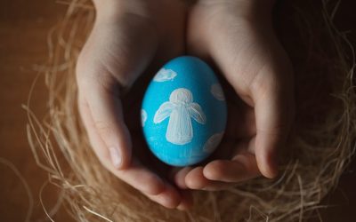 Ajutoare de Paște: Românii cu venituri mici primesc pachete de la autorități, cu sprijinul Bisericii