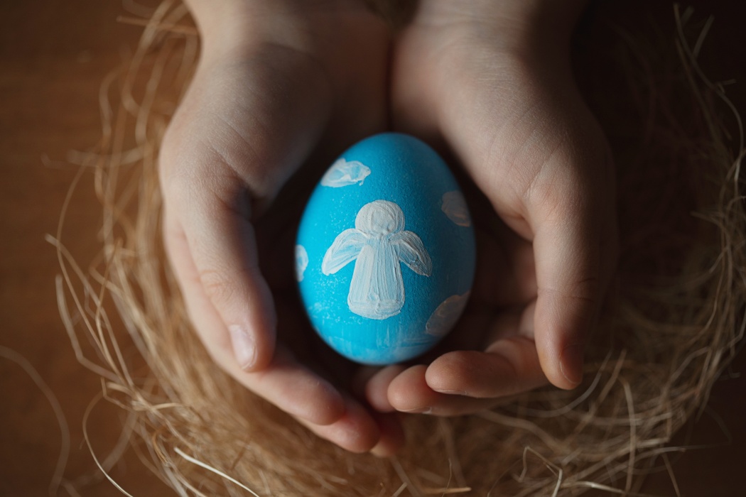 Ajutoare de Paște: Românii cu venituri mici primesc pachete de la autorități, cu sprijinul Bisericii