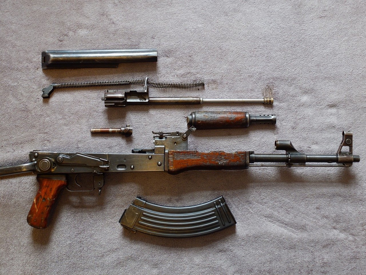 Șefi de firmă, trimiși în judecată pentru uz ilegal de arme militare, inclusiv arme MApN