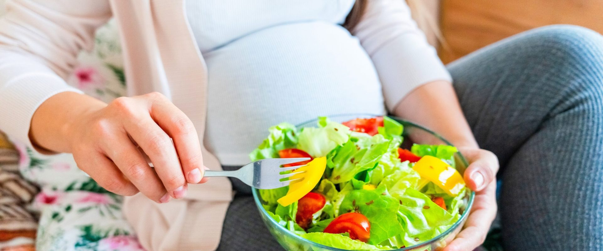 Ce mănâncă și ce evită gravidă? Ghidul esențial pentru viitorii părinți din România