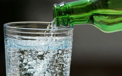 Apa minerală, risc de cancer de colon. Avertisment pentru români