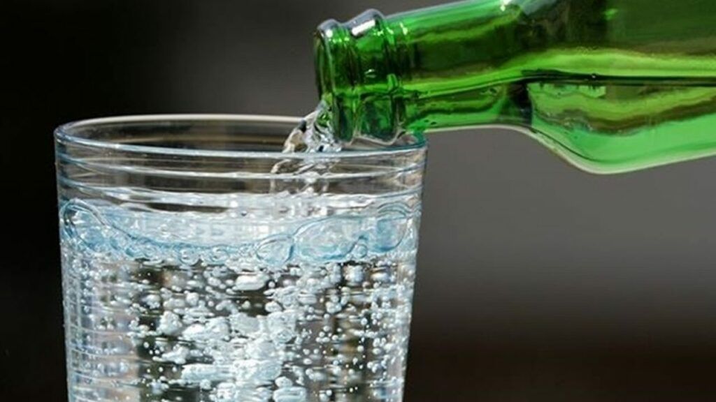 Apa minerală, risc de cancer de colon. Avertisment pentru români