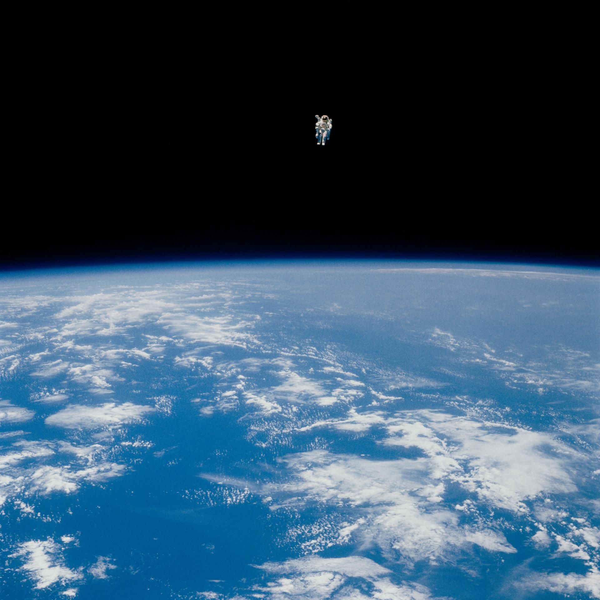 Înfricoșător în spațiu: Astronautul NASA, nelegat, prinde un satelit în 1984