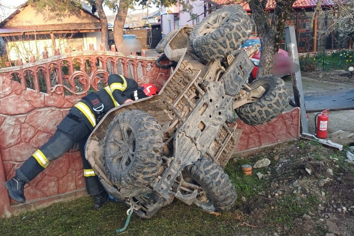 Accident grav de Paște: Un ATV s-a răsturnat pe gard