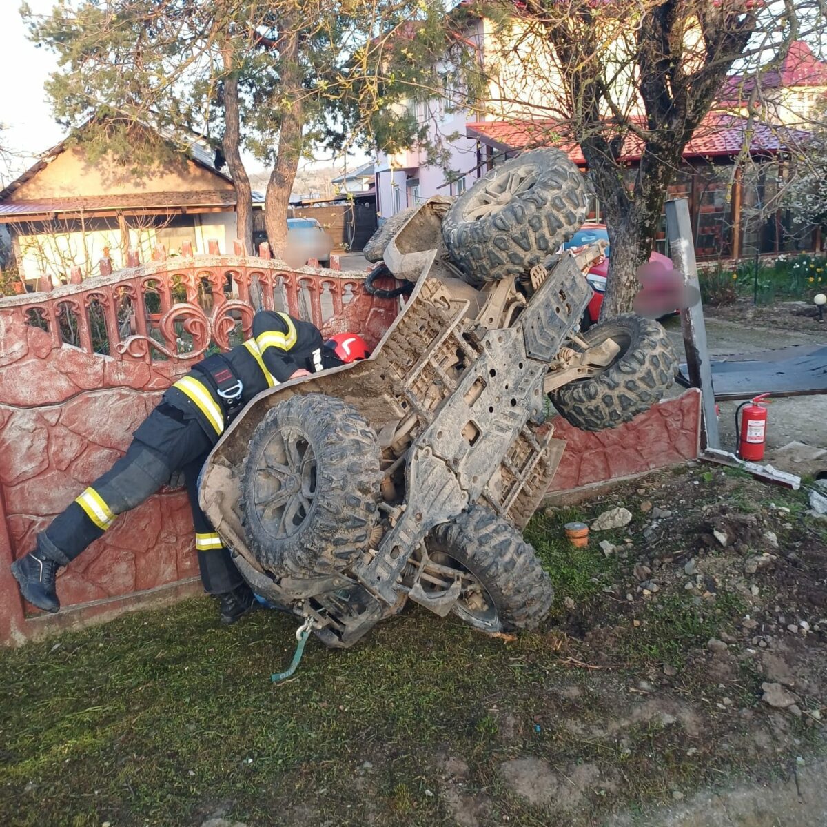 Accident grav de Paște: Un ATV s-a răsturnat pe gard