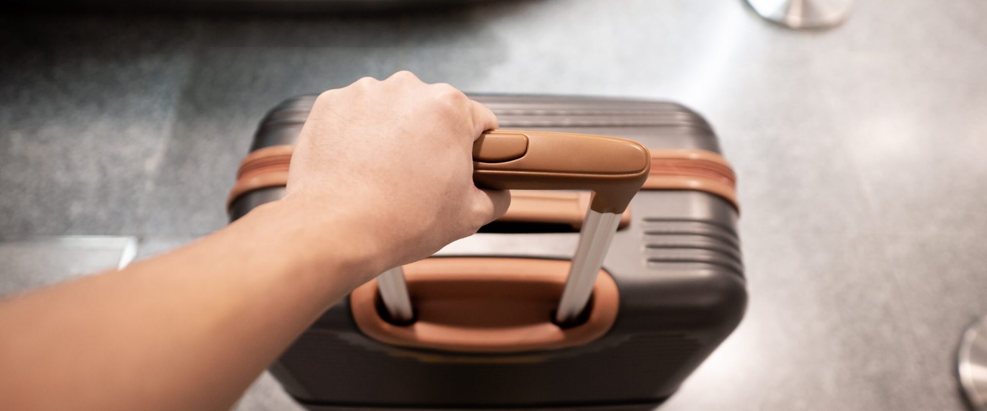 Metoda japoneză: Cum să-ți faci bagajul de mână cu haine, dar ușor