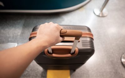 Metoda japoneză: Cum să-ți faci bagajul de mână cu haine, dar ușor