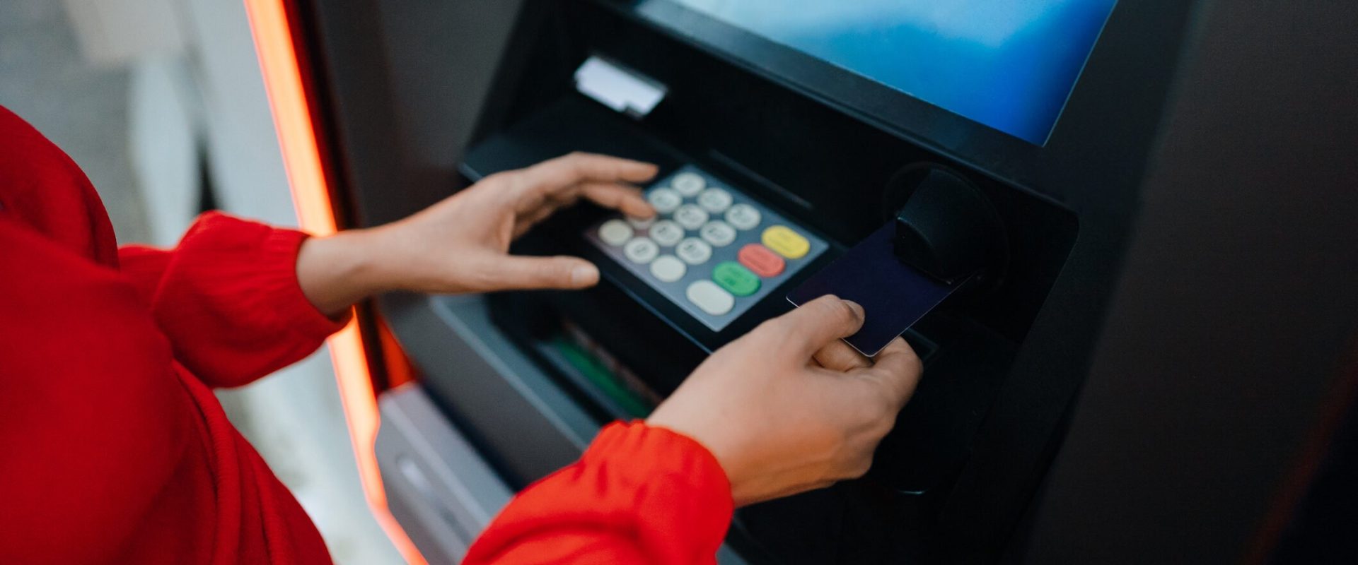 Bancile blochează accesul la bani: Cardurile nu mai merg, coșmar pentru clienți