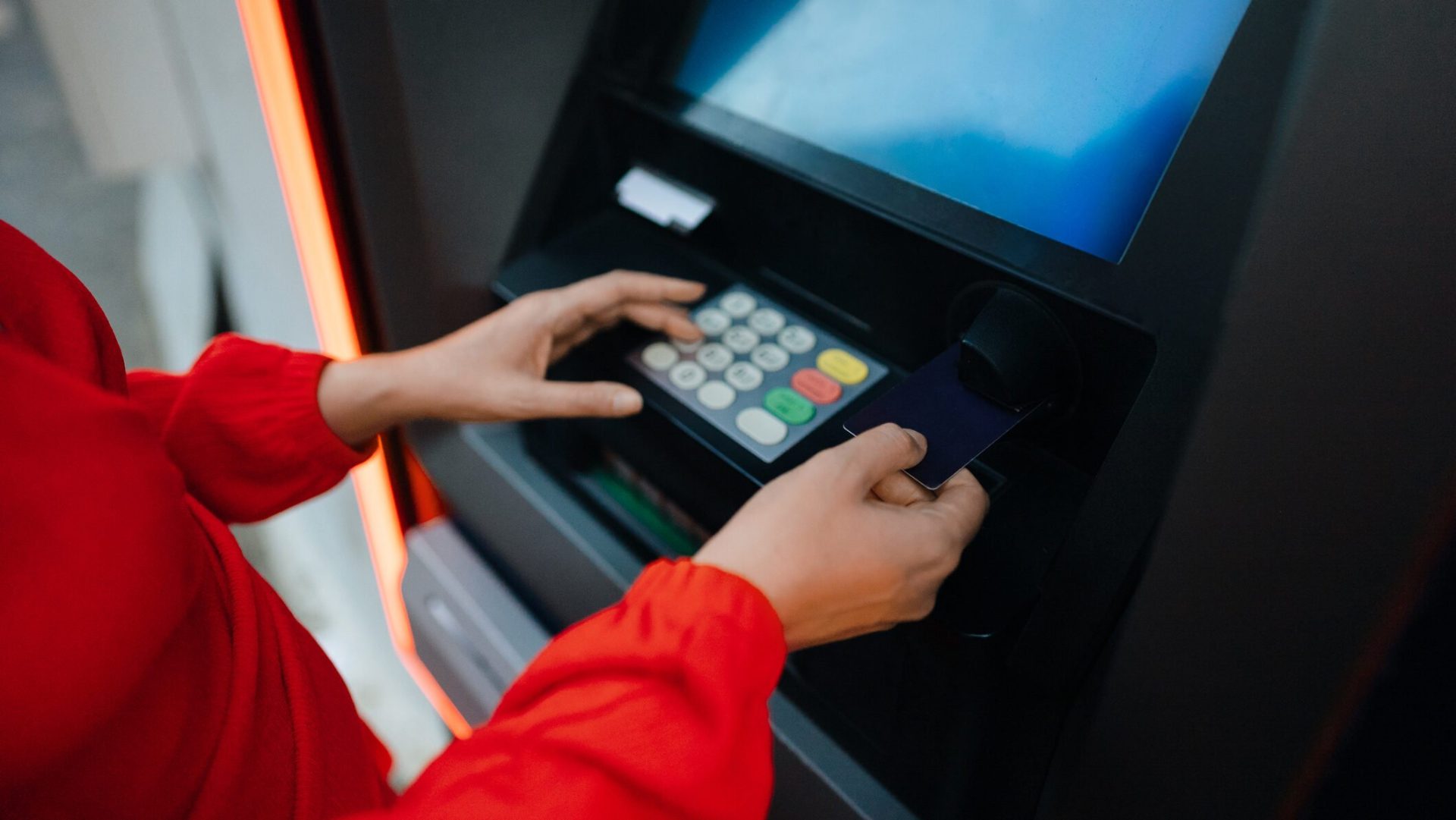 Bancile blochează accesul la bani: Cardurile nu mai merg, coșmar pentru clienți