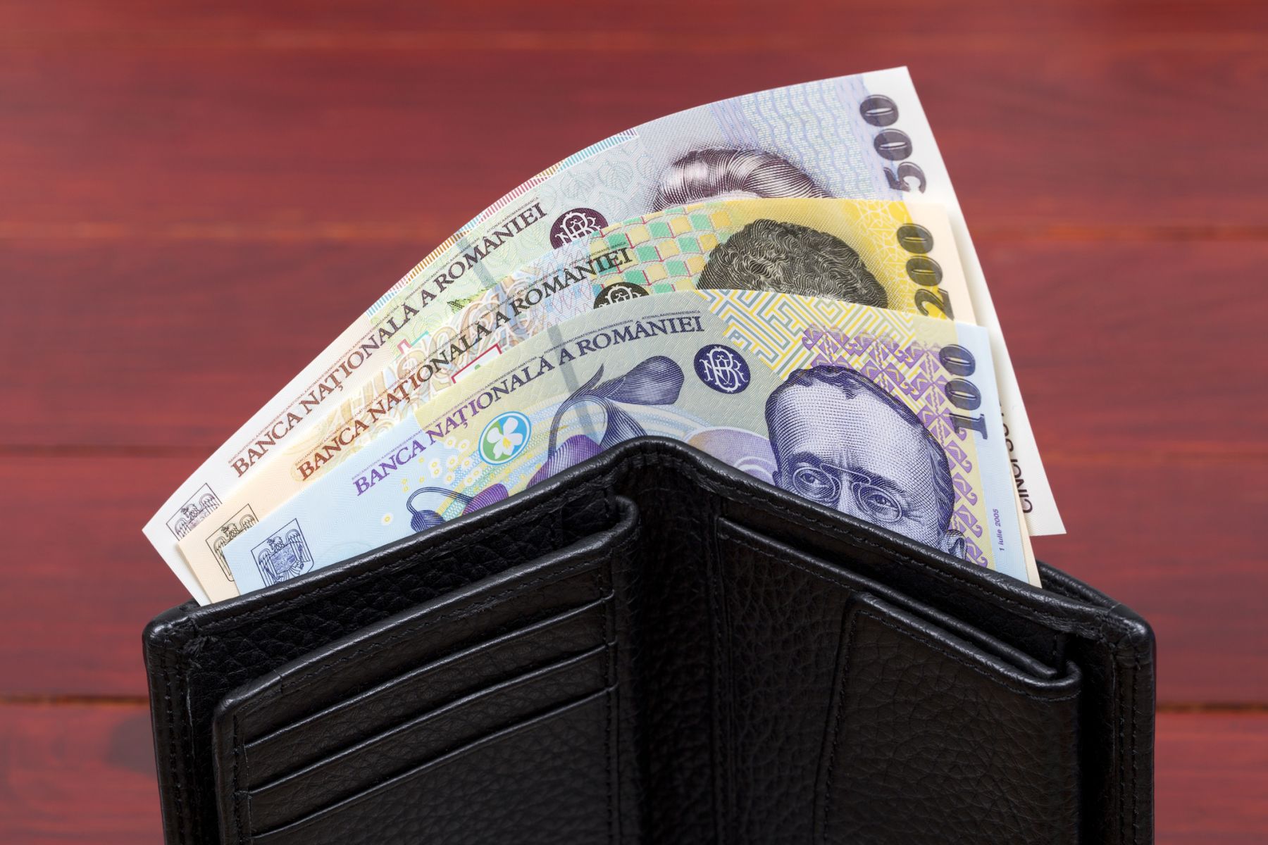 Economistul-șef dezvăluie: 5 strategii să-ți protejezi banii când e criză