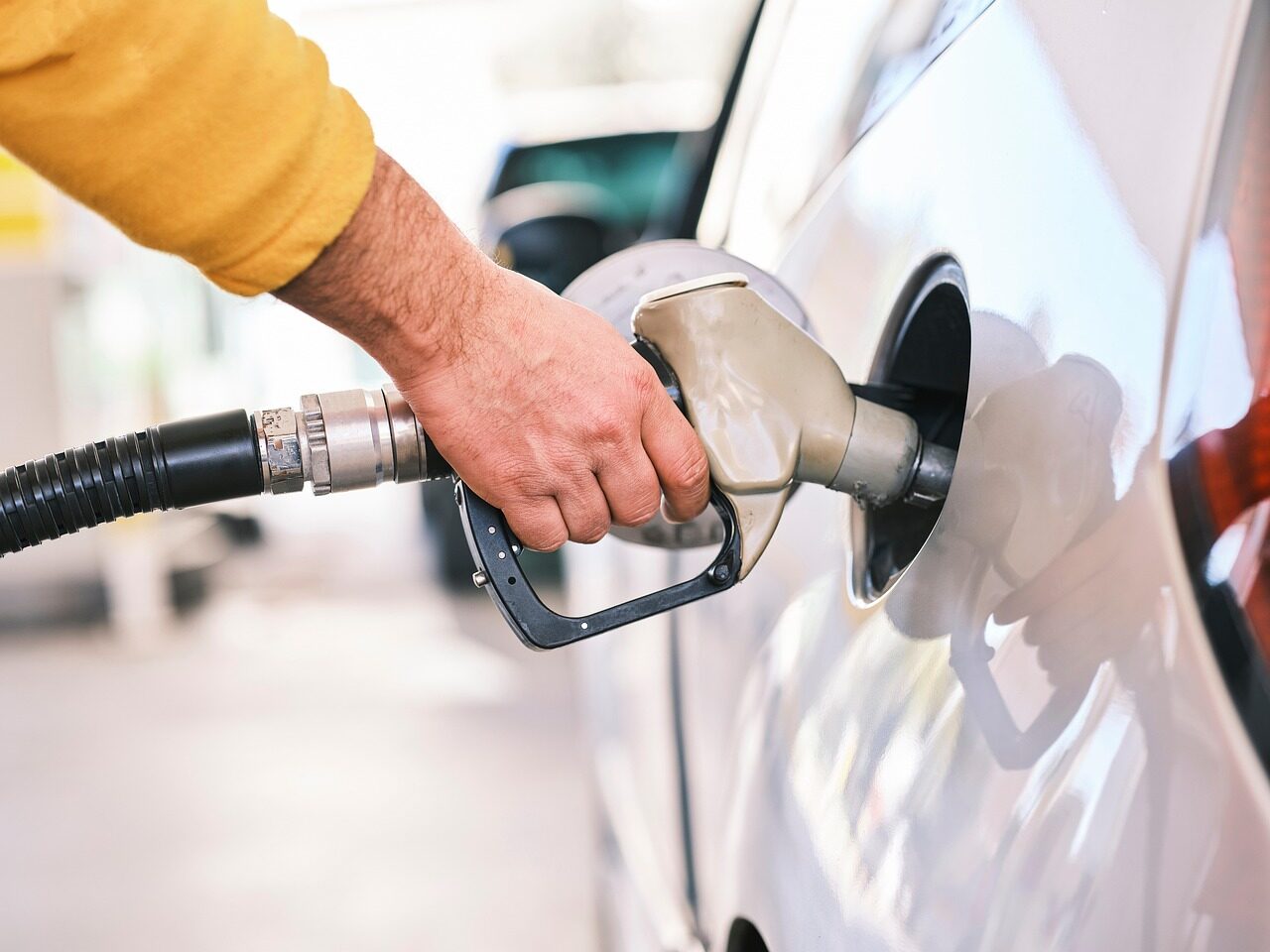 Benzina și motorina, la prețuri mici: Unde alimentezi ieftin în România