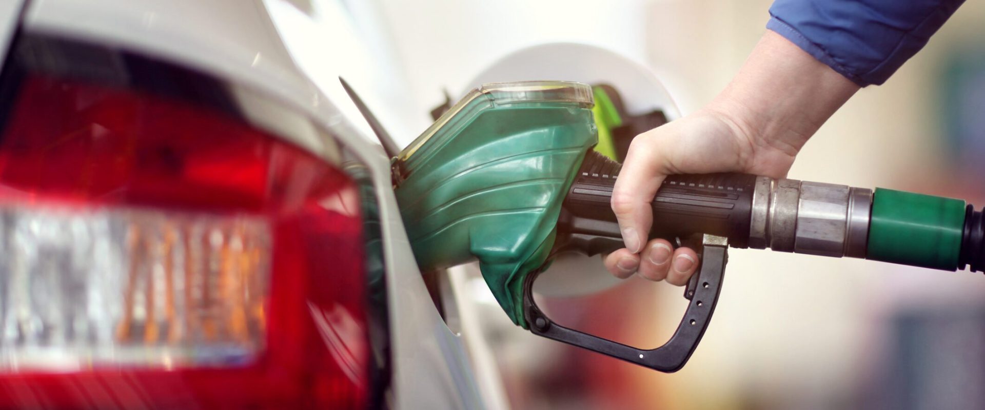 Economii la benzină: Trucuri pentru șoferii săraci în vremuri grele