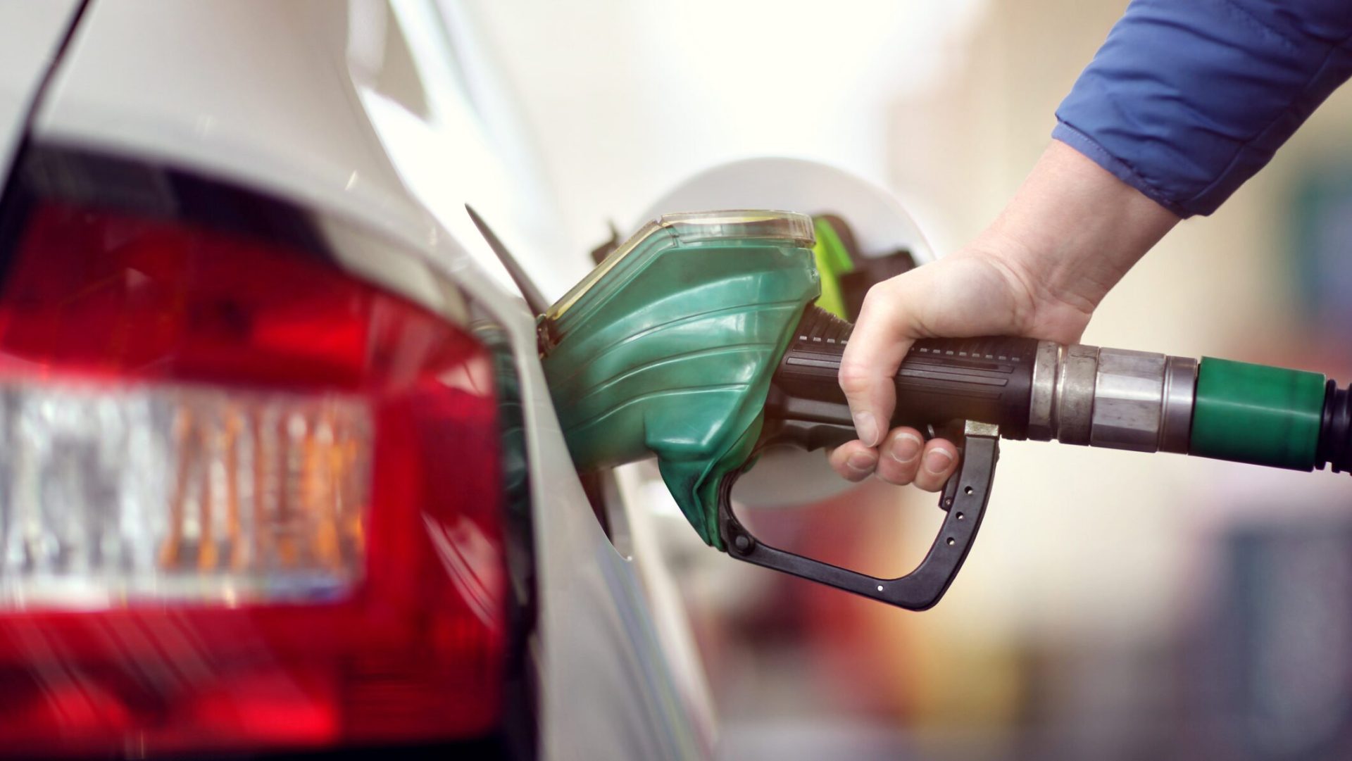 Economii la benzină: Trucuri pentru șoferii săraci în vremuri grele