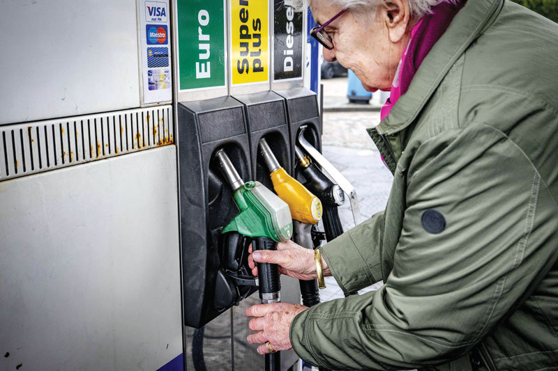 Proteste FURIOASE în Irlanda: Poliția declară acțiunile contra prețurilor, ilegale