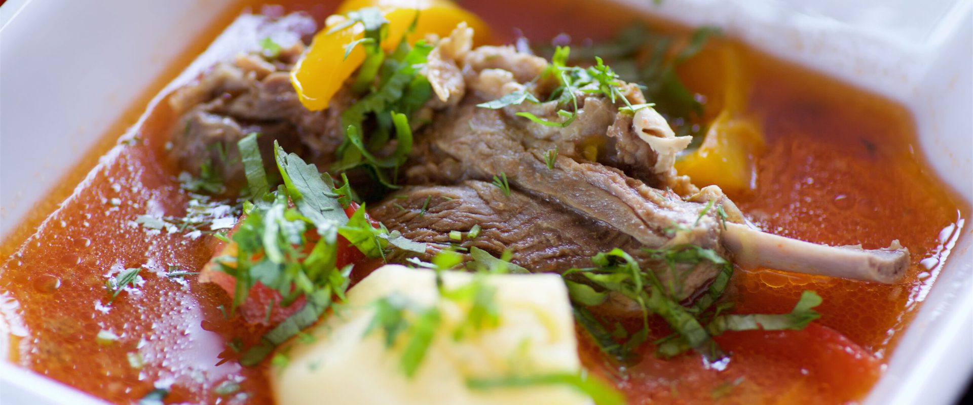 Borșul de miel: Deliciu tradițional sau pericol pentru sănătate? Află tot!