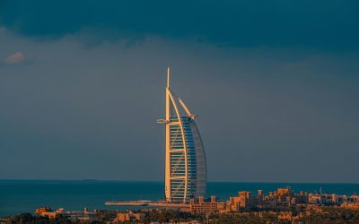 Burj Al Arab, simbolul luxului, se închide pentru renovare. Fațada, avariată de o dronă