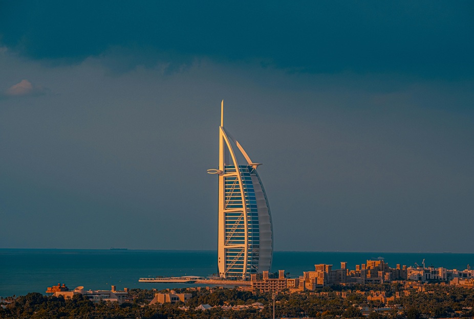 Burj Al Arab, simbolul luxului, se închide pentru renovare. Fațada, avariată de o dronă