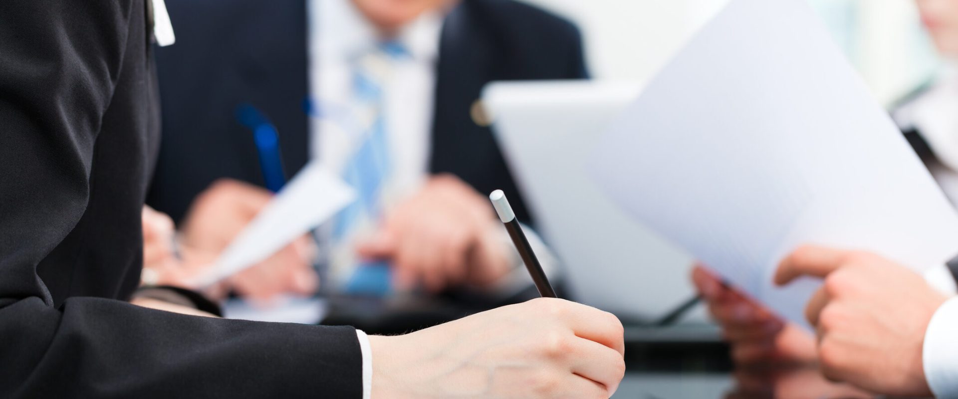 Când intră în vigoare penalitățile din contracte. Contestații: Ce trebuie să știi