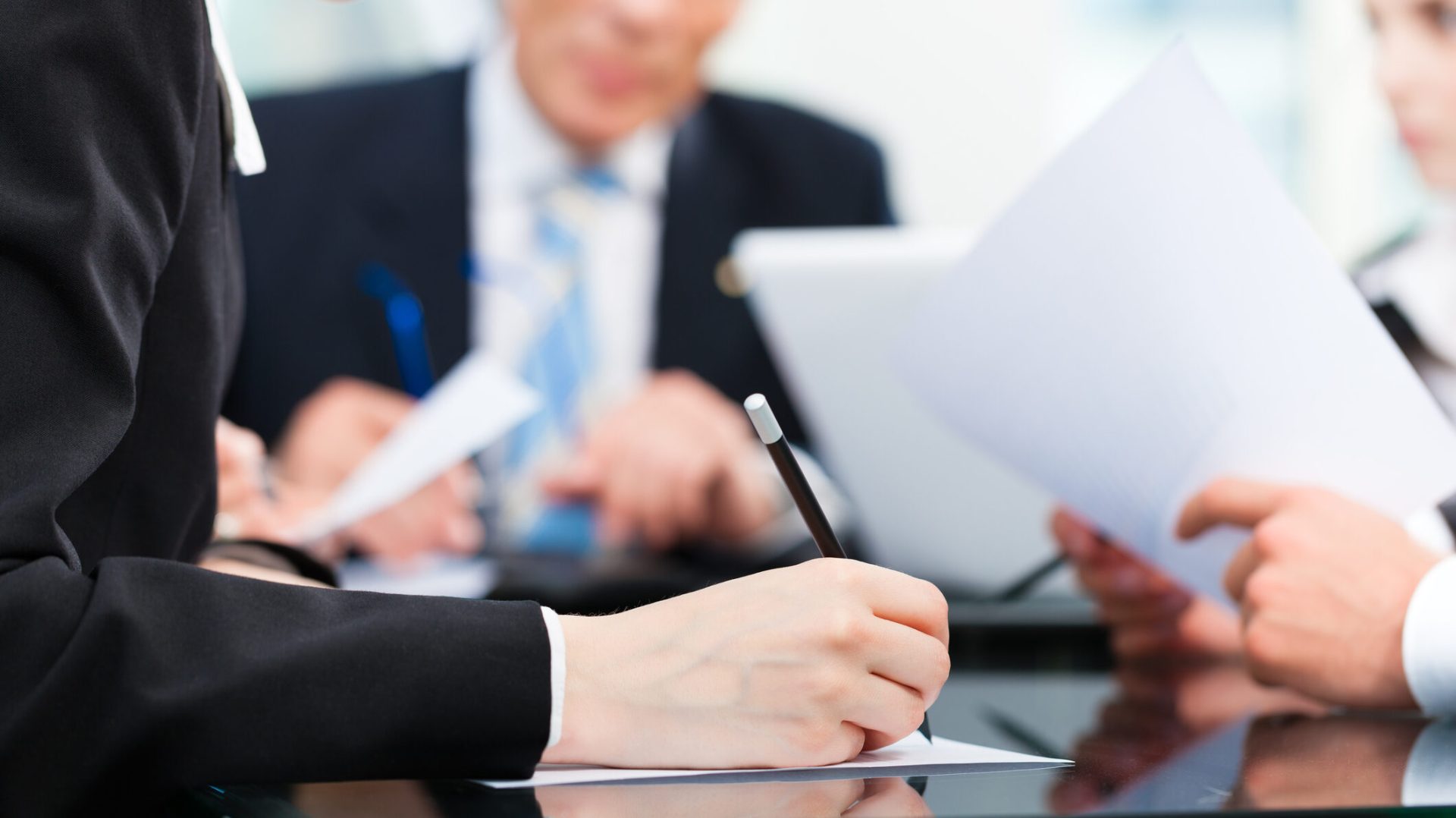 Când intră în vigoare penalitățile din contracte. Contestații: Ce trebuie să știi