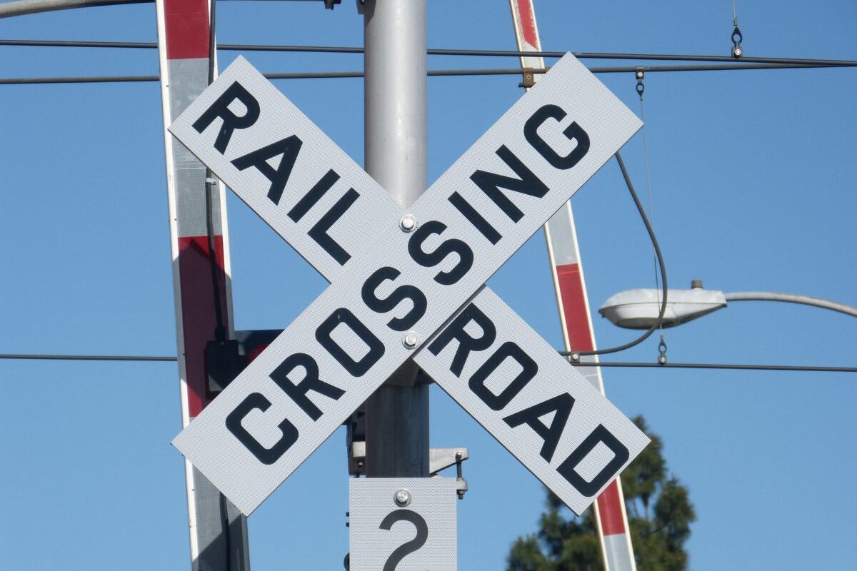 Autoturism autonom, derapaj periculos: A trecut prin fața unui tren