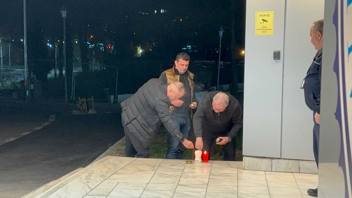 Candele aprinse în fața Spitalului Universitar București: Durere și omagiu