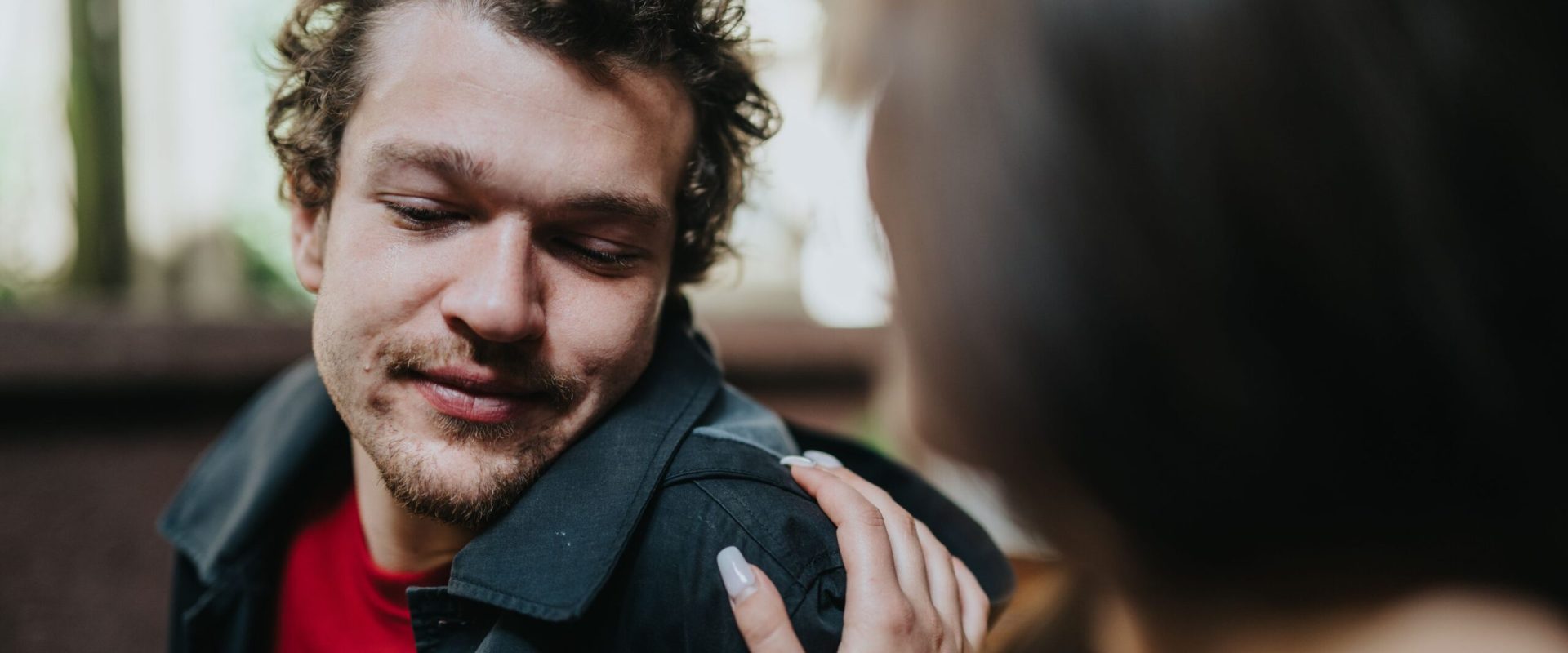 Psihologii dezvăluie: Secretul puterii carismaticilor. De ce unii fascinează?