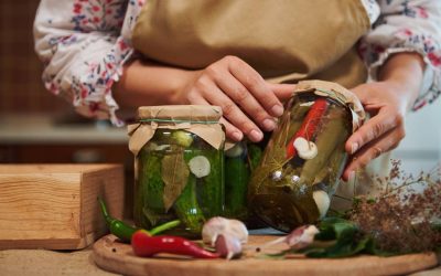 Un ingredient misterios face castraveții murați perfect crocanți. Secretul bunicii