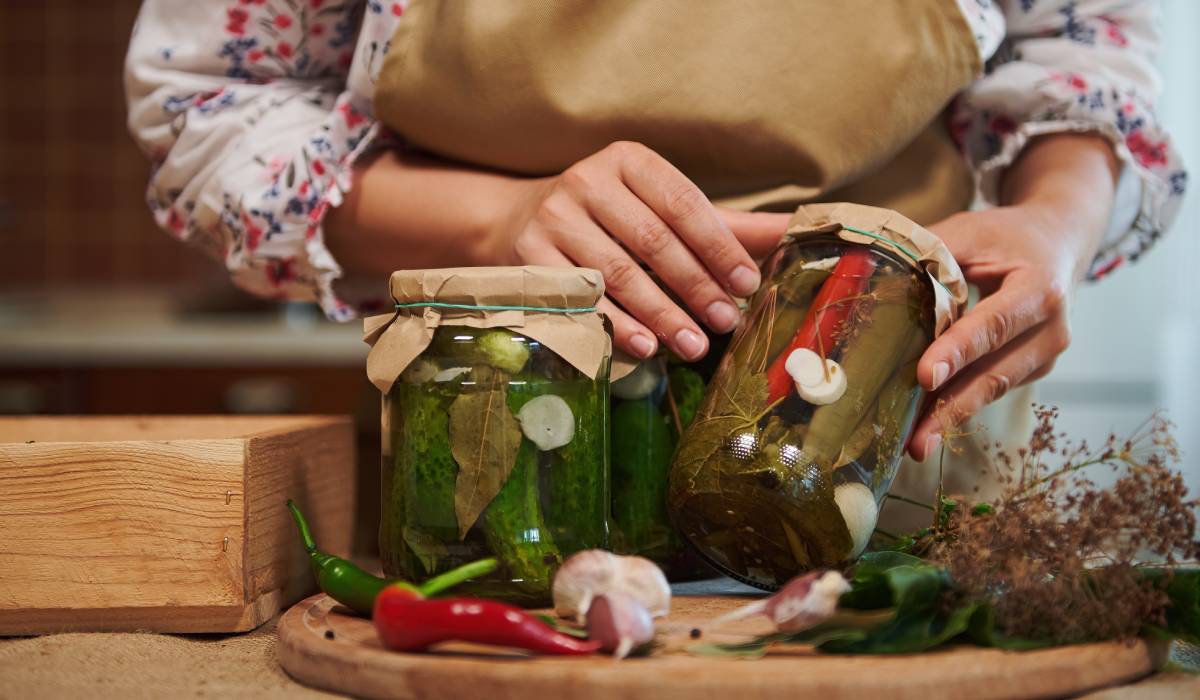 Un ingredient misterios face castraveții murați perfect crocanți. Secretul bunicii