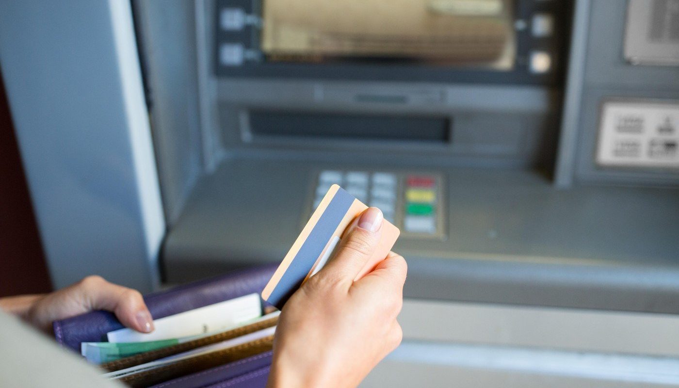 Câți bani poți scoate zilnic de la bancomat. Vezi limitele impuse de bănci