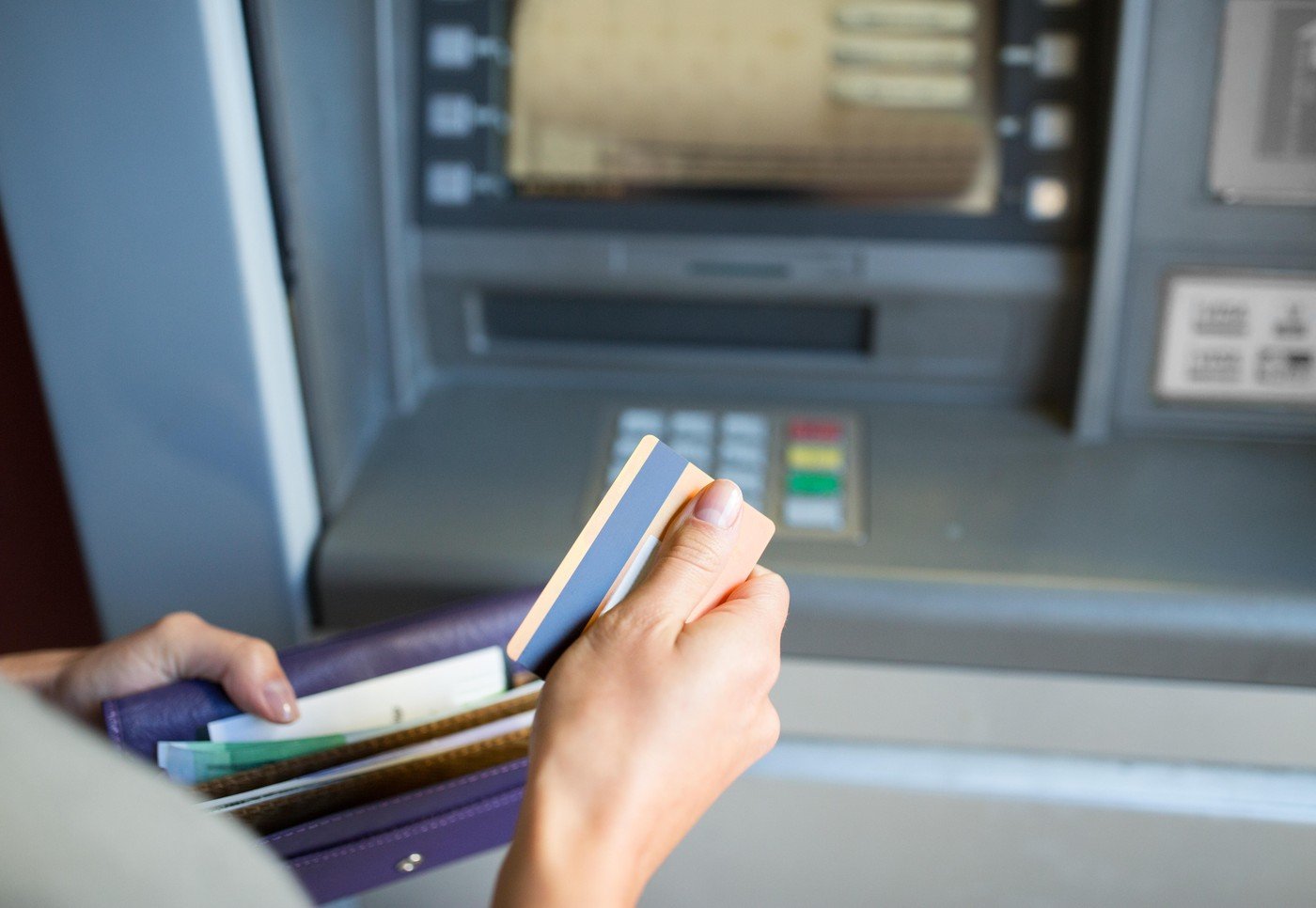 Câți bani poți scoate zilnic de la bancomat. Vezi limitele impuse de bănci